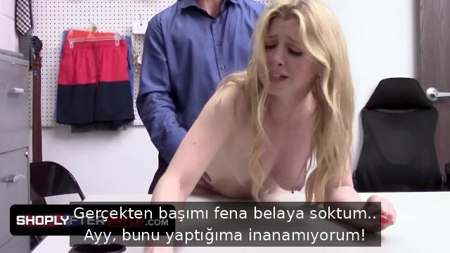 Sarışın Kaltak Hırsızlık Yaparken Yakalandığı İçin Sikişerek Kurtulmaya Çalışıyor